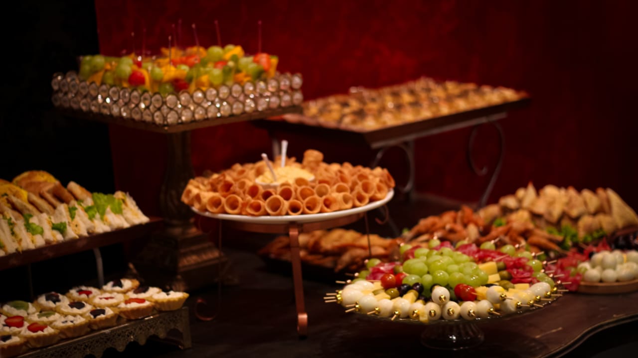 Mesa elegante com canudos crocantes e frutas