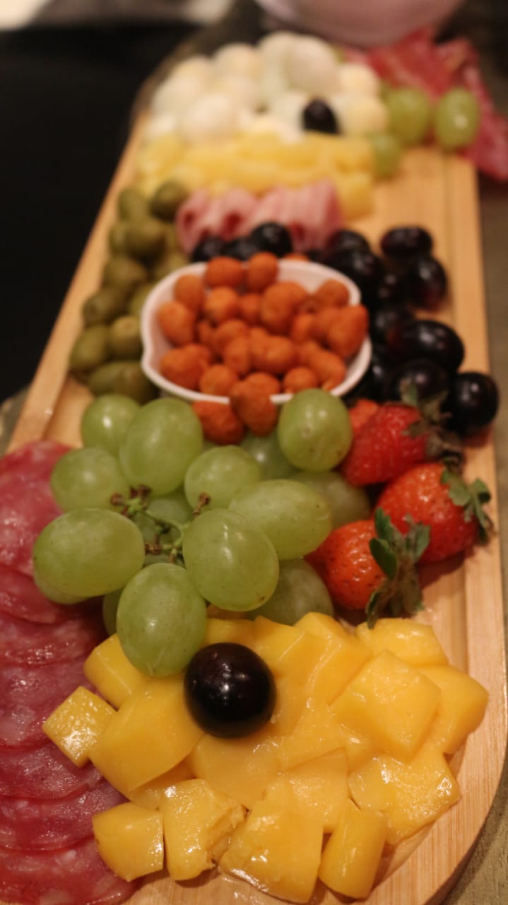 Tábua de frios com frutas e queijos
