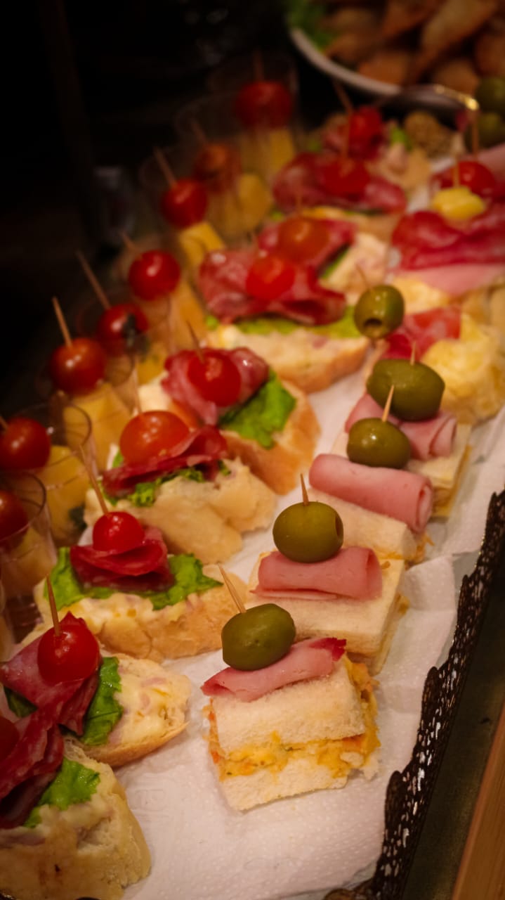 Canapés variados com frios e azeitonas