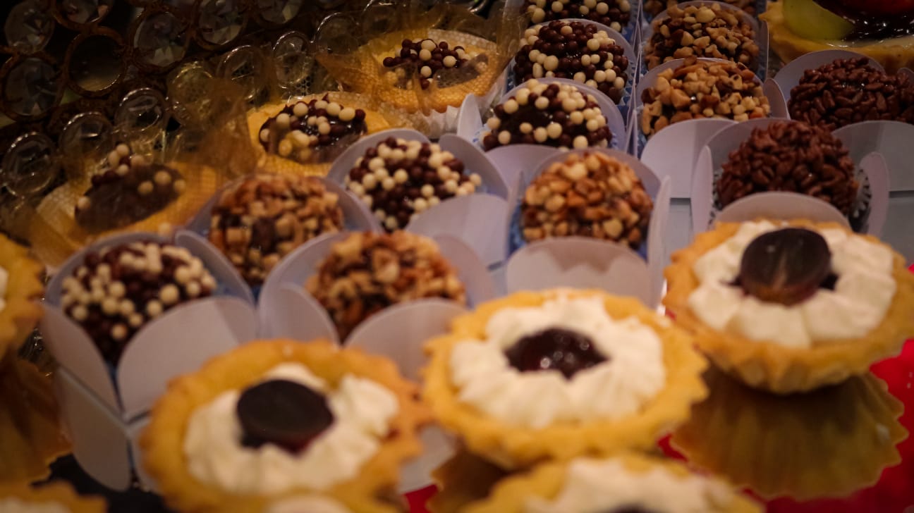 Brigadeiros gourmet e tarteletes com creme