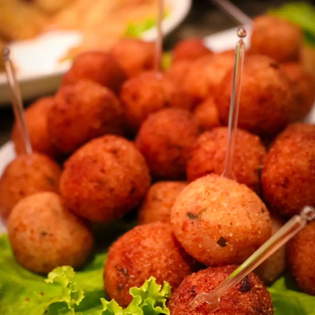 Bolinhos fritos dourados com palitos