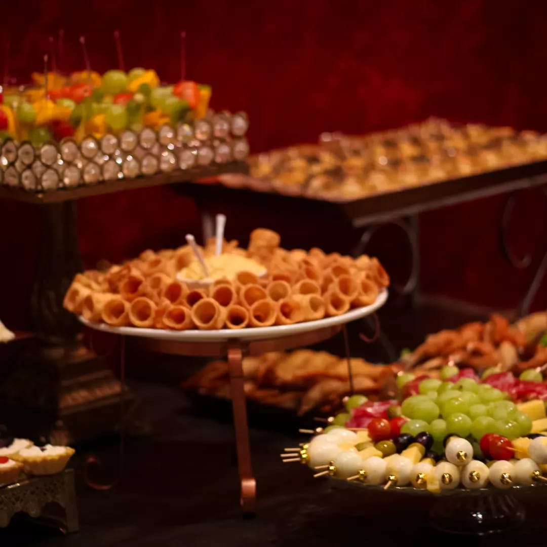 Mesa sofisticada com canudos, frutas e finger foods