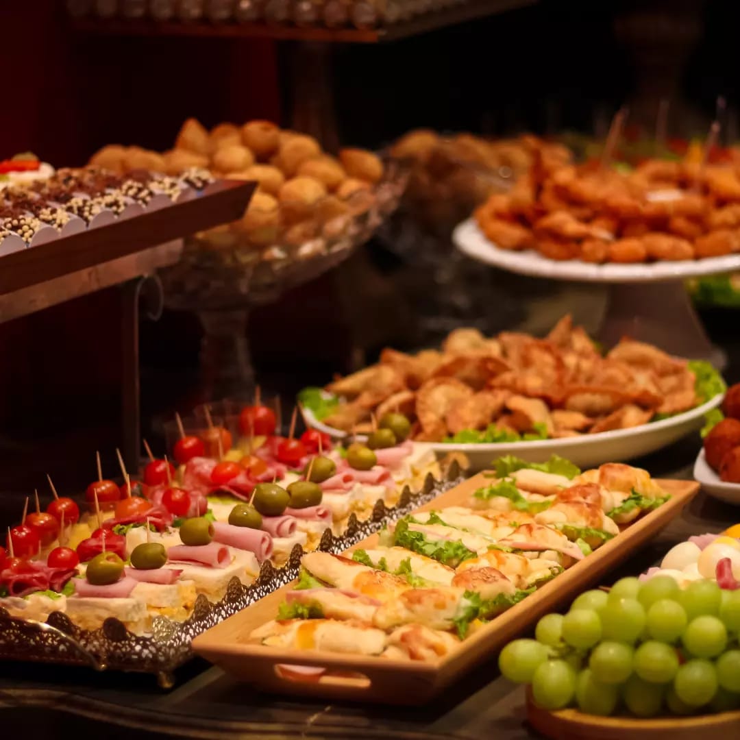 Buffet completo com sanduíches, frios e salgados