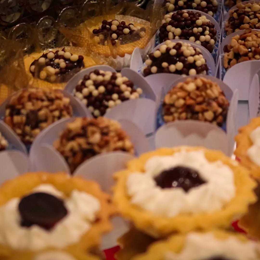 Doces finos — tarteletes e brigadeiros decorados