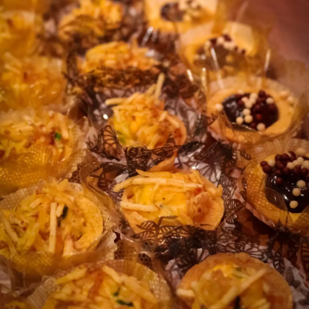 Salgados gratinados com queijo em forminhas elegantes