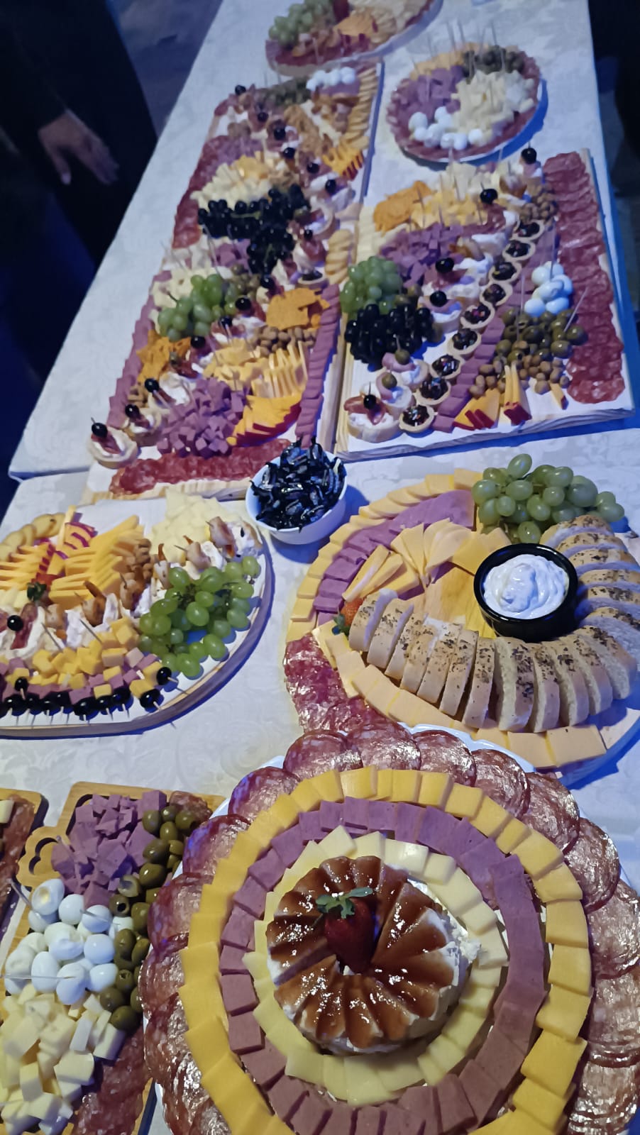 Mesa completa de frios decorados com queijos e embutidos