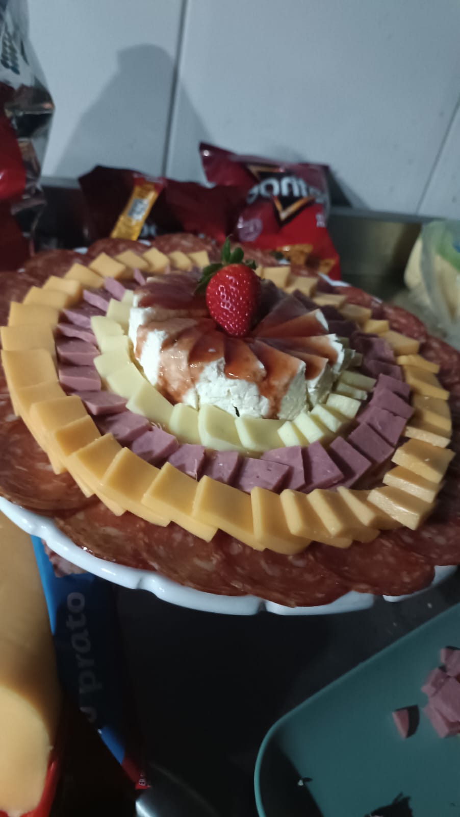 Tábua circular de frios com queijos e morango