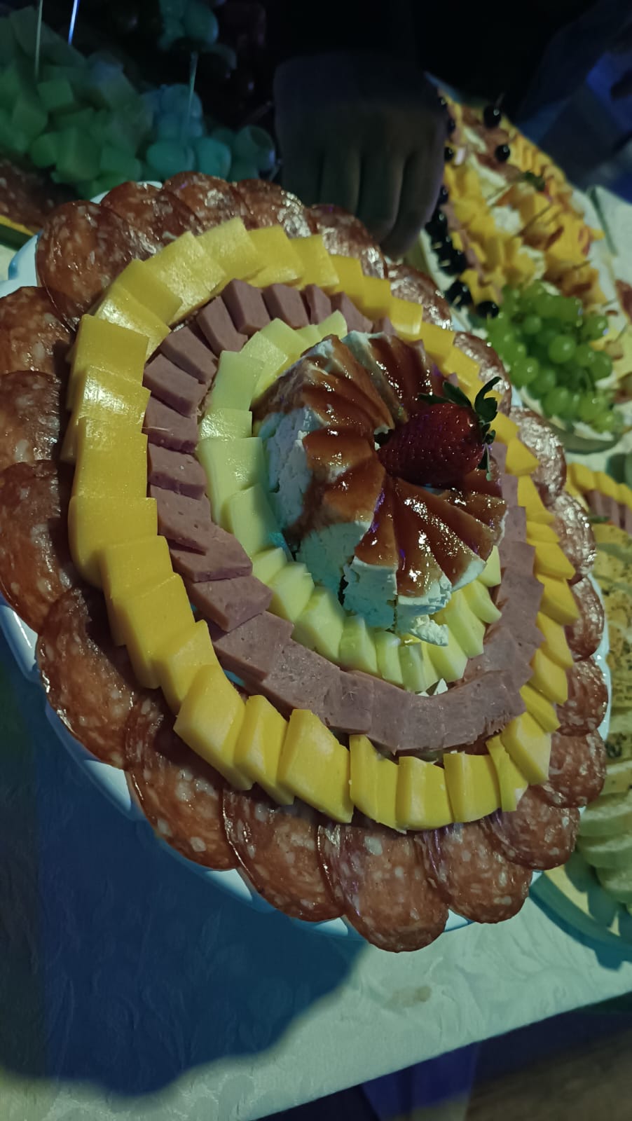 Tábua espiral de frios com embutidos e queijos