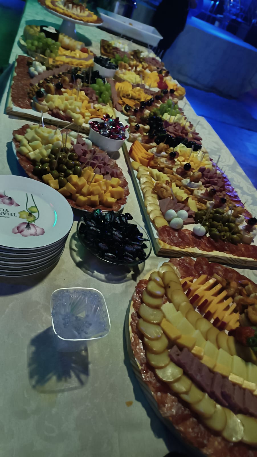 Mesa longa de frios decorados para evento