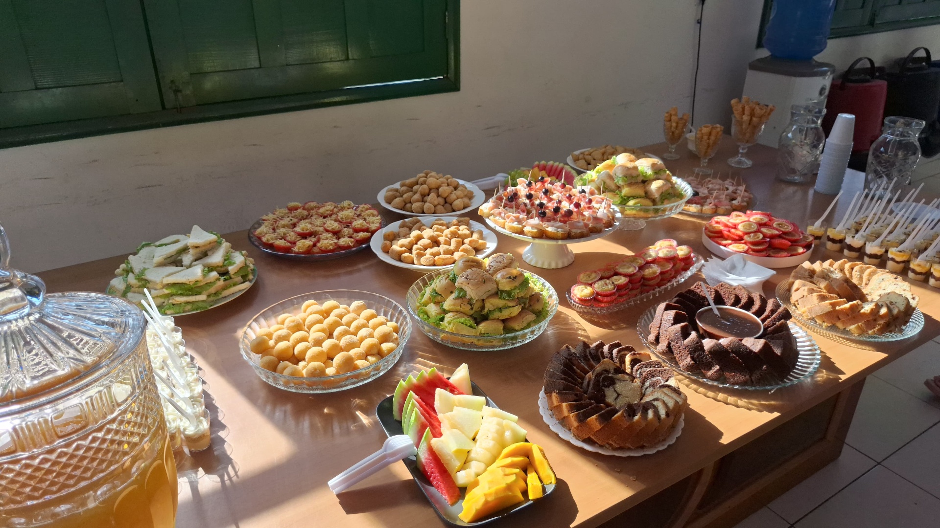 Coffee break completo com bolos, salgados e frutas