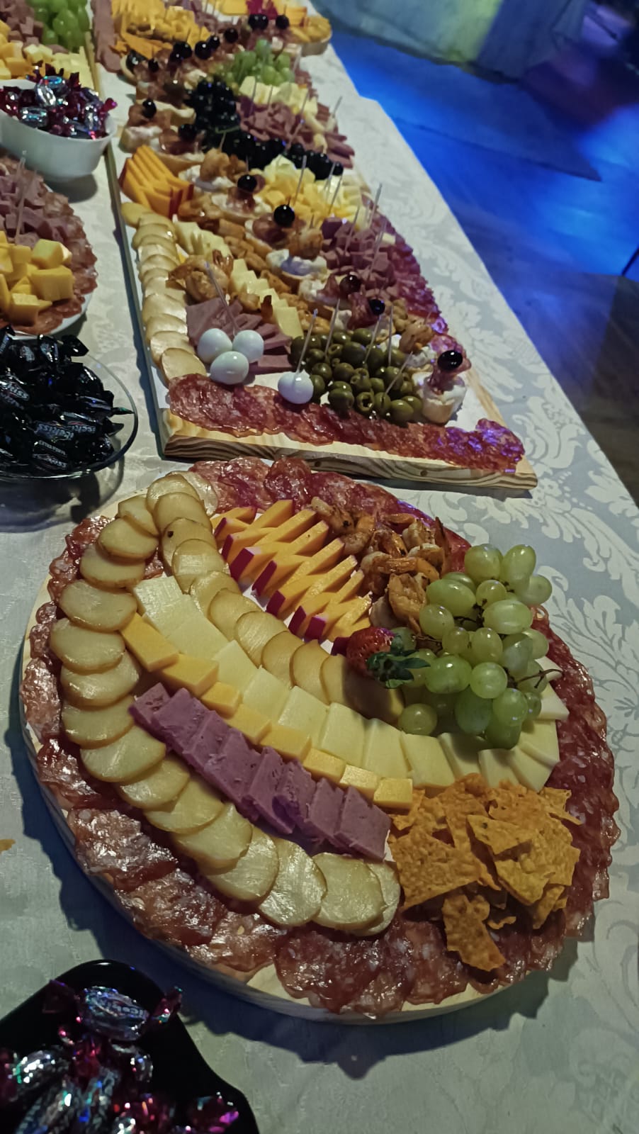 Mesa de frios decorada com queijos, uvas e embutidos